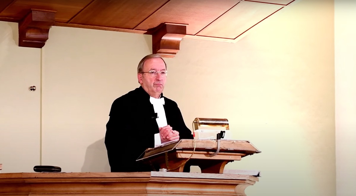 Ds. J. Smit over Psalm 43: “Door Hem mag ik thuiskomen bij God, mag ik geborgen zijn bij God. In tijd en eeuwigheid.” Ds. J. Smit over Psalm 43: “Door Hem mag ik thuiskomen bij God, mag ik geborgen zijn bij God. In tijd en eeuwigheid.”