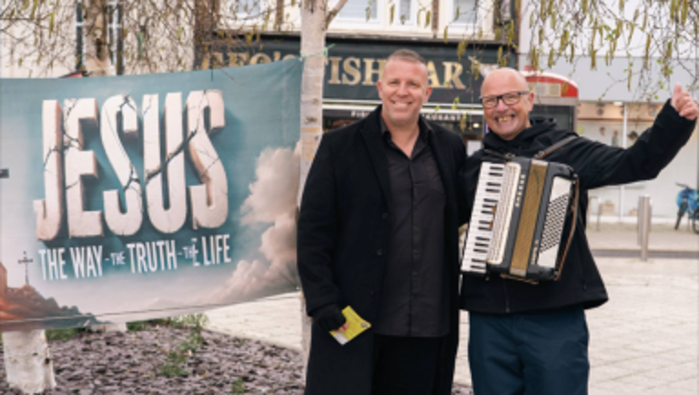 Pastor Stephen Clayden en gemeentelid