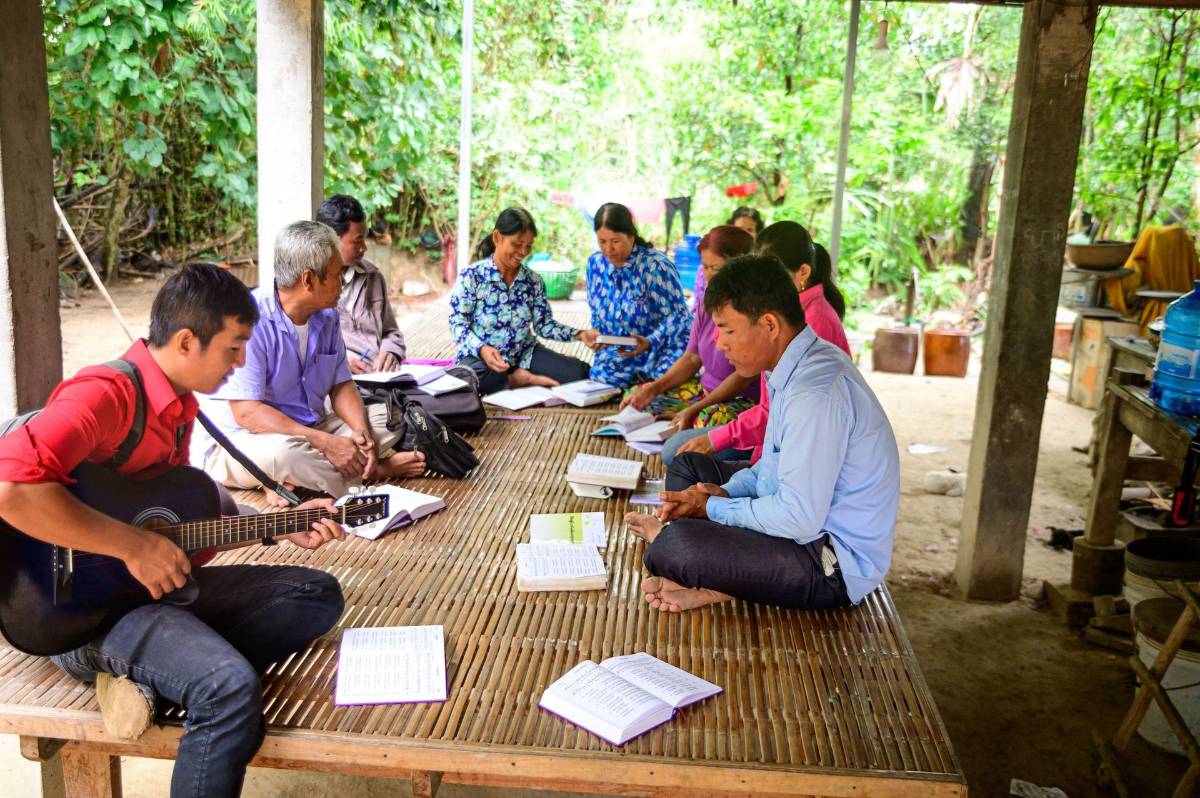 Beeld van bijbelstudie bij OM