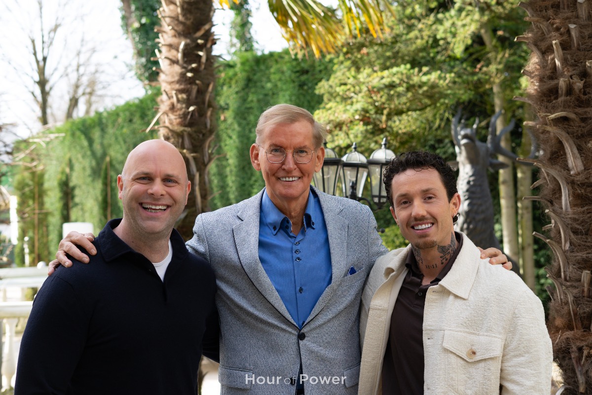 Ajax-voetballer Djarno Hofland en voorganger Patrick van der Laan