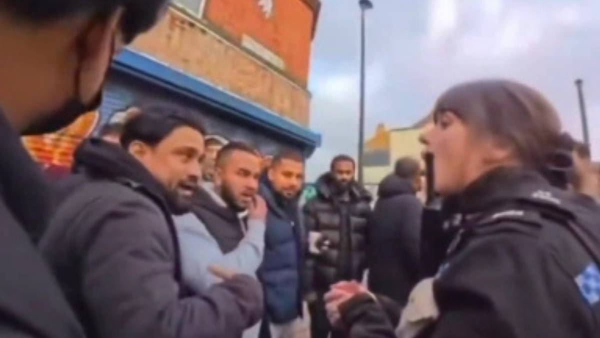 Britse agenten in gesprek met omstanders Britse agenten in gesprek met omstanders