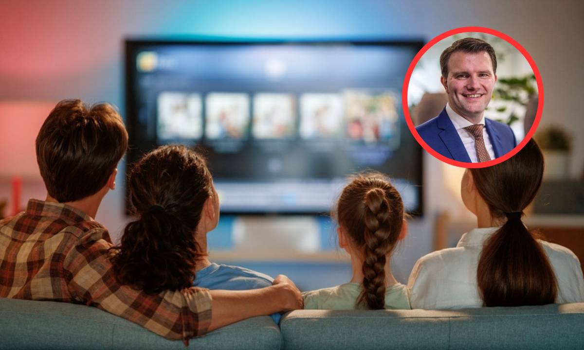 Evert Barten en film kijken