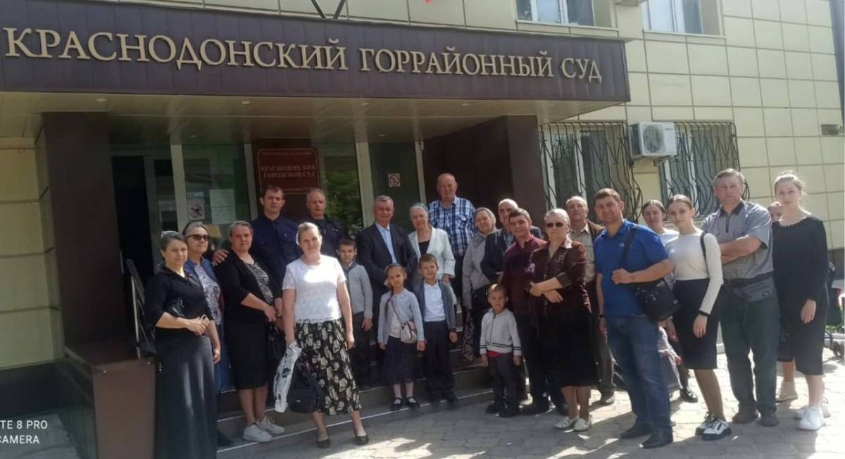 Voorganger met familieleden en gemeenteleden Voorganger met familieleden en gemeenteleden