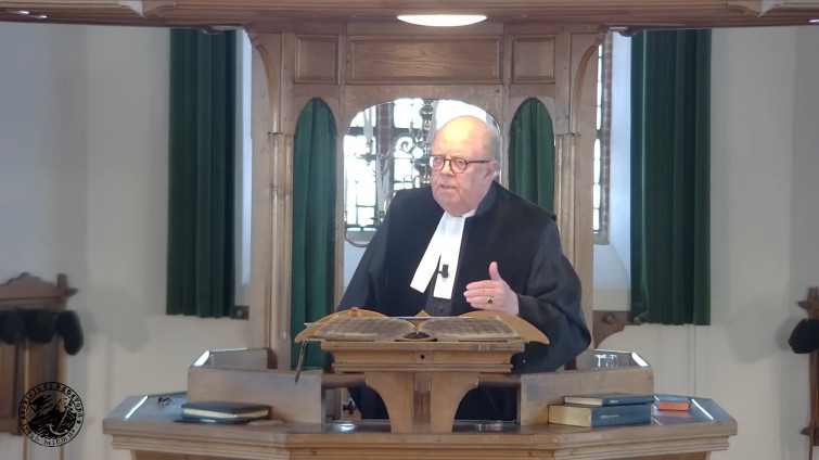 Ds. Van der Plas waarschuwt voor hoogmoed:"Vergeet nooit hoe het er