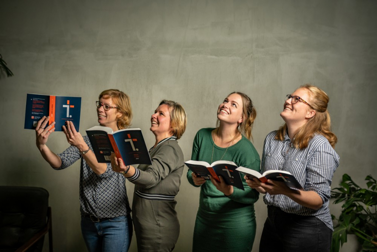 Esther Stapel leest de hele Bijbel in één jaar - Cvandaag.nl