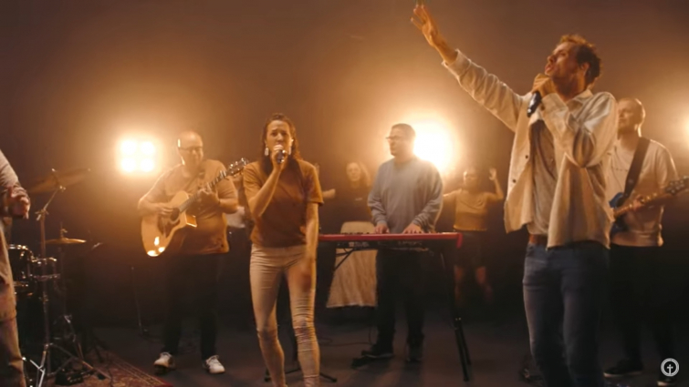 Luister naar dit nieuwe opwekkingsnummer: De strijd behoort U toe