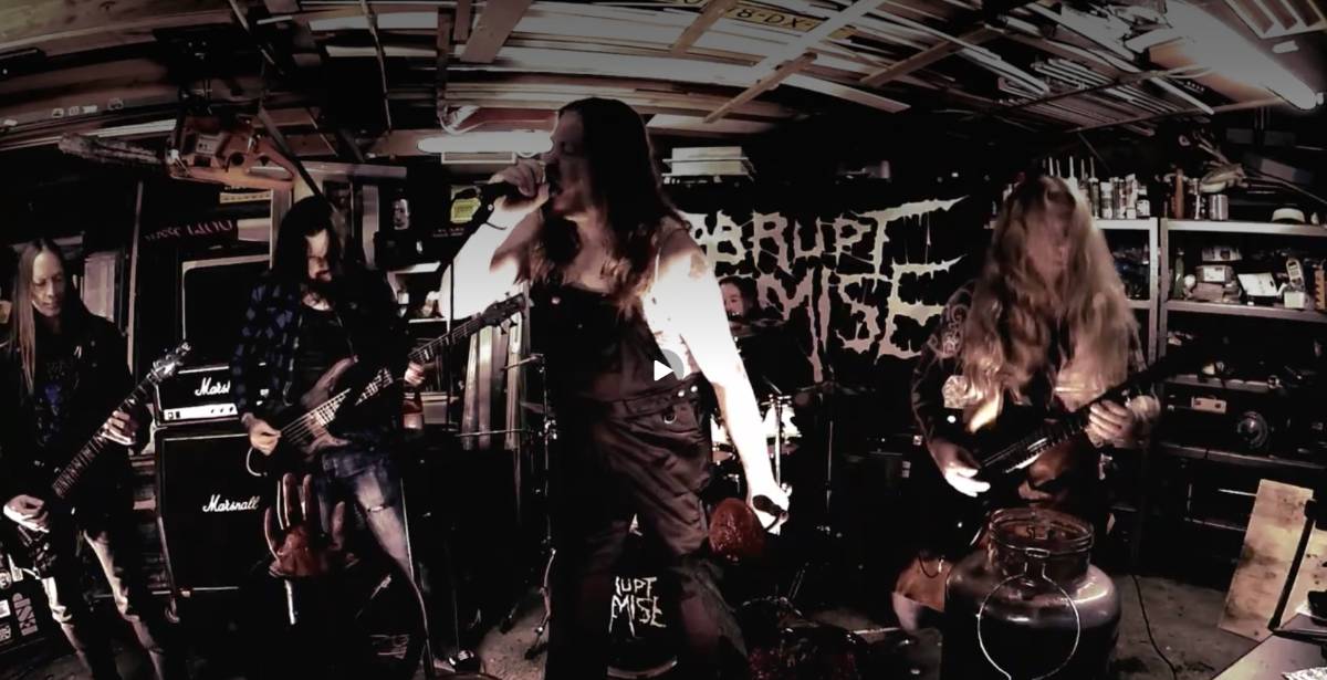 De band Abrupt Demise, die ook optreedt