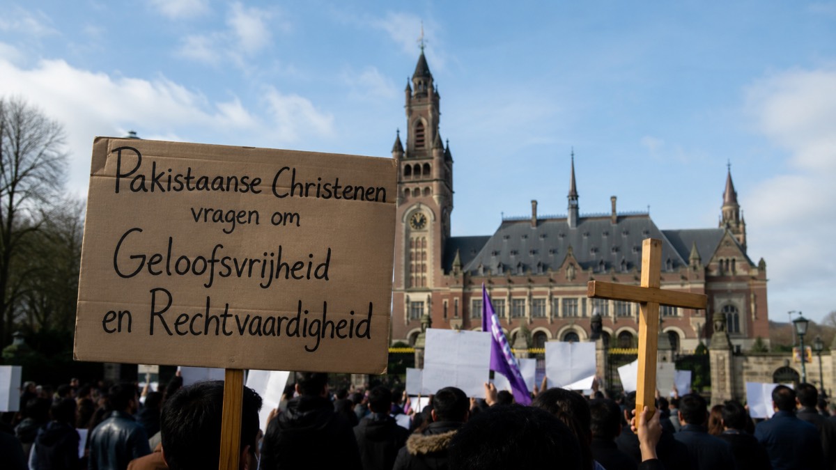 AI-gegenereerde impressie van een demonstratie voor geloofsvrijheid. De afgebeelde personen zijn niet de geïnterviewden in dit artikel. AI-gegenereerde impressie van een demonstratie voor geloofsvrijheid. De afgebeelde personen zijn niet de geïnterviewden in dit artikel.