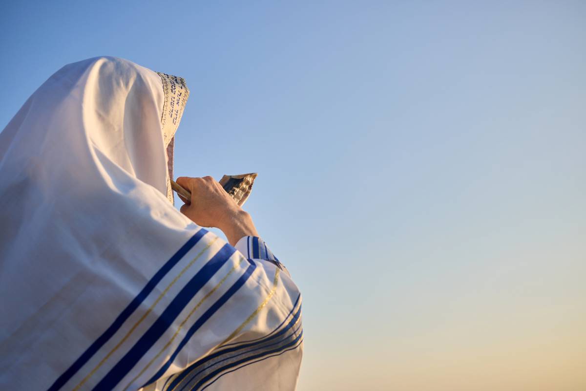 Man blaast op Shofar
