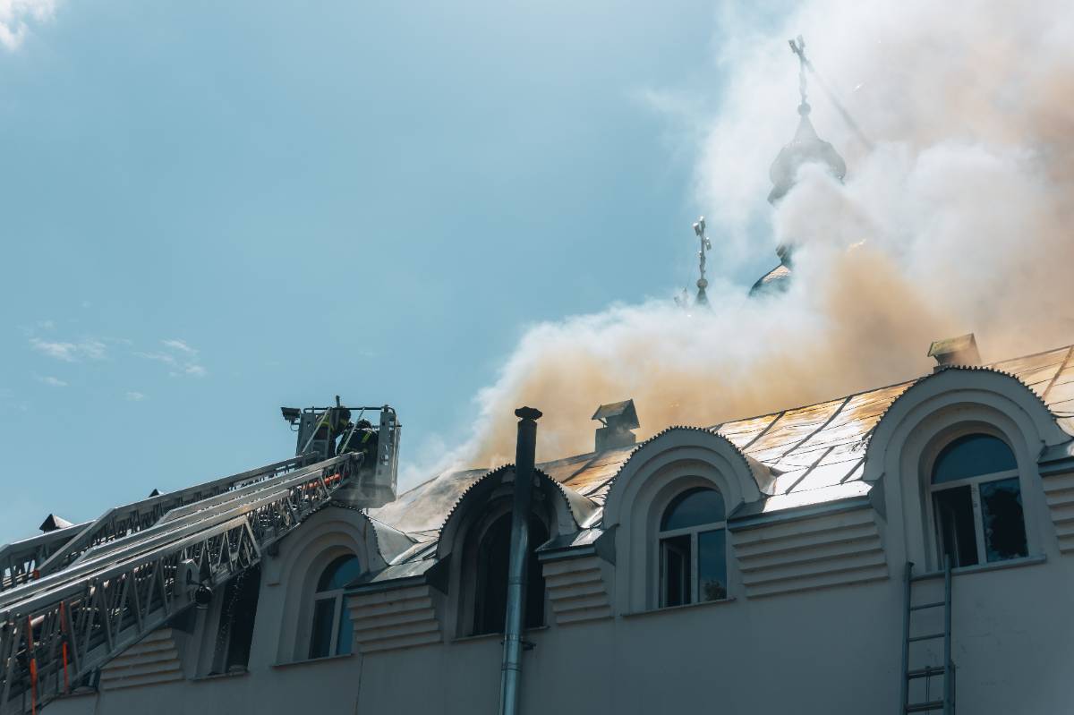 Brand bij/in kerk
