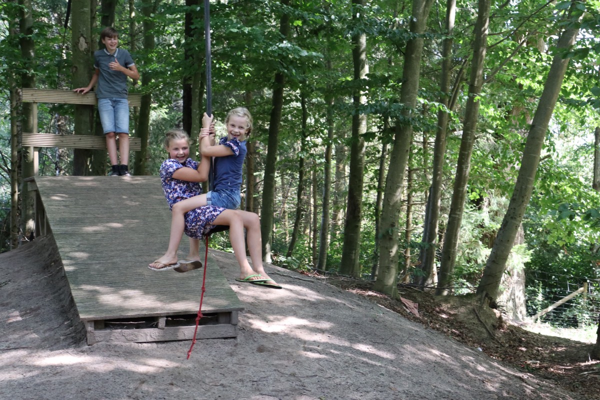 Kinderen vermaken zich op camping Vechtvallei