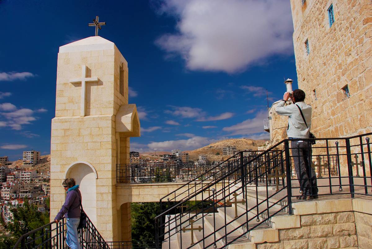 Toeristen fotograferen Syrische kerk