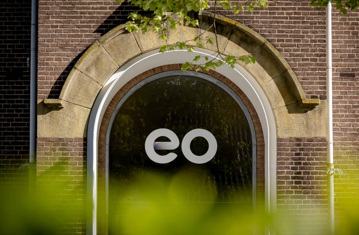 EO