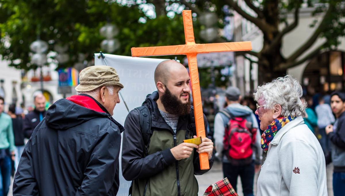 Straatprediker evangeliseert