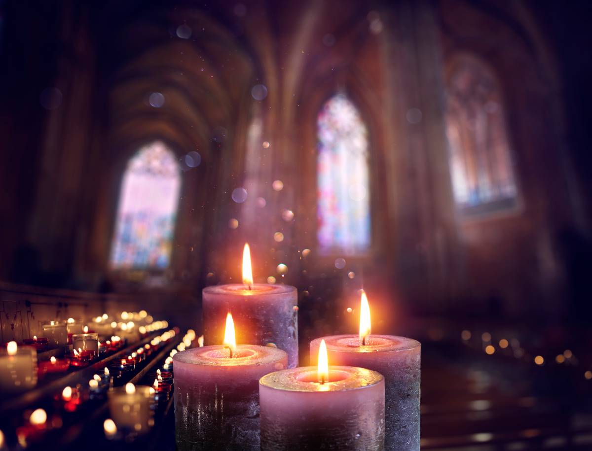 Kaarsen in kerk
