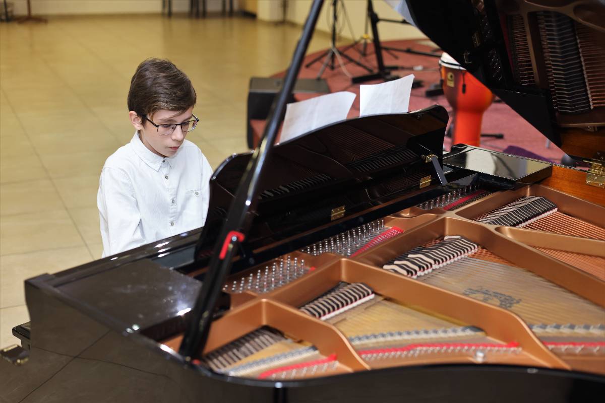 Jongen speelt piano in Haifa